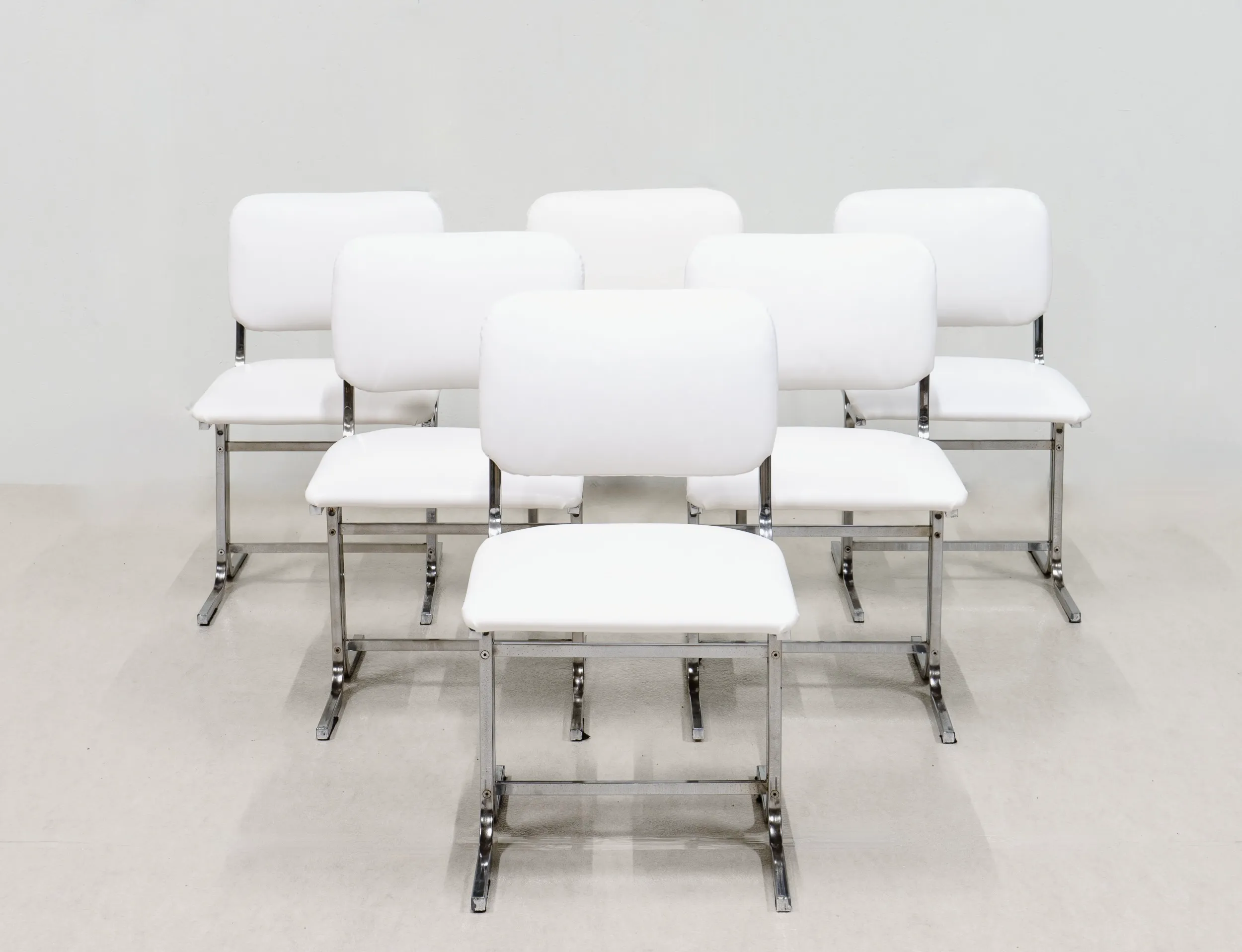 Six chaises, Italie années 70. image 1