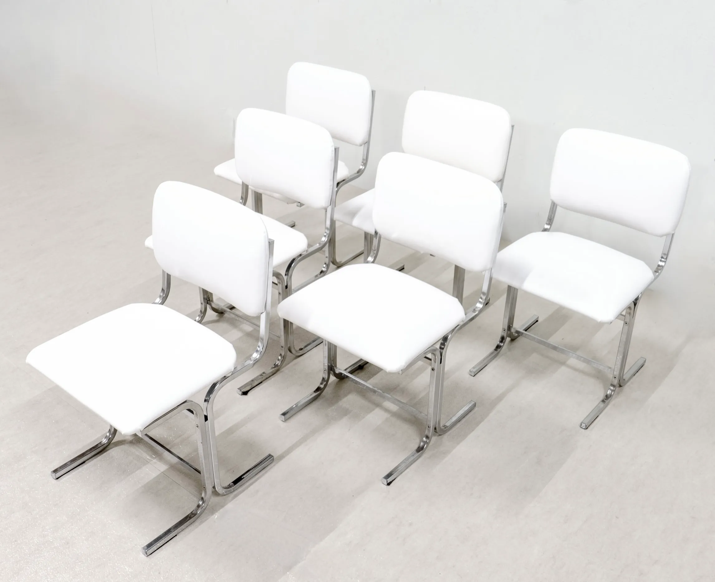 Six chaises, Italie années 70. image 2