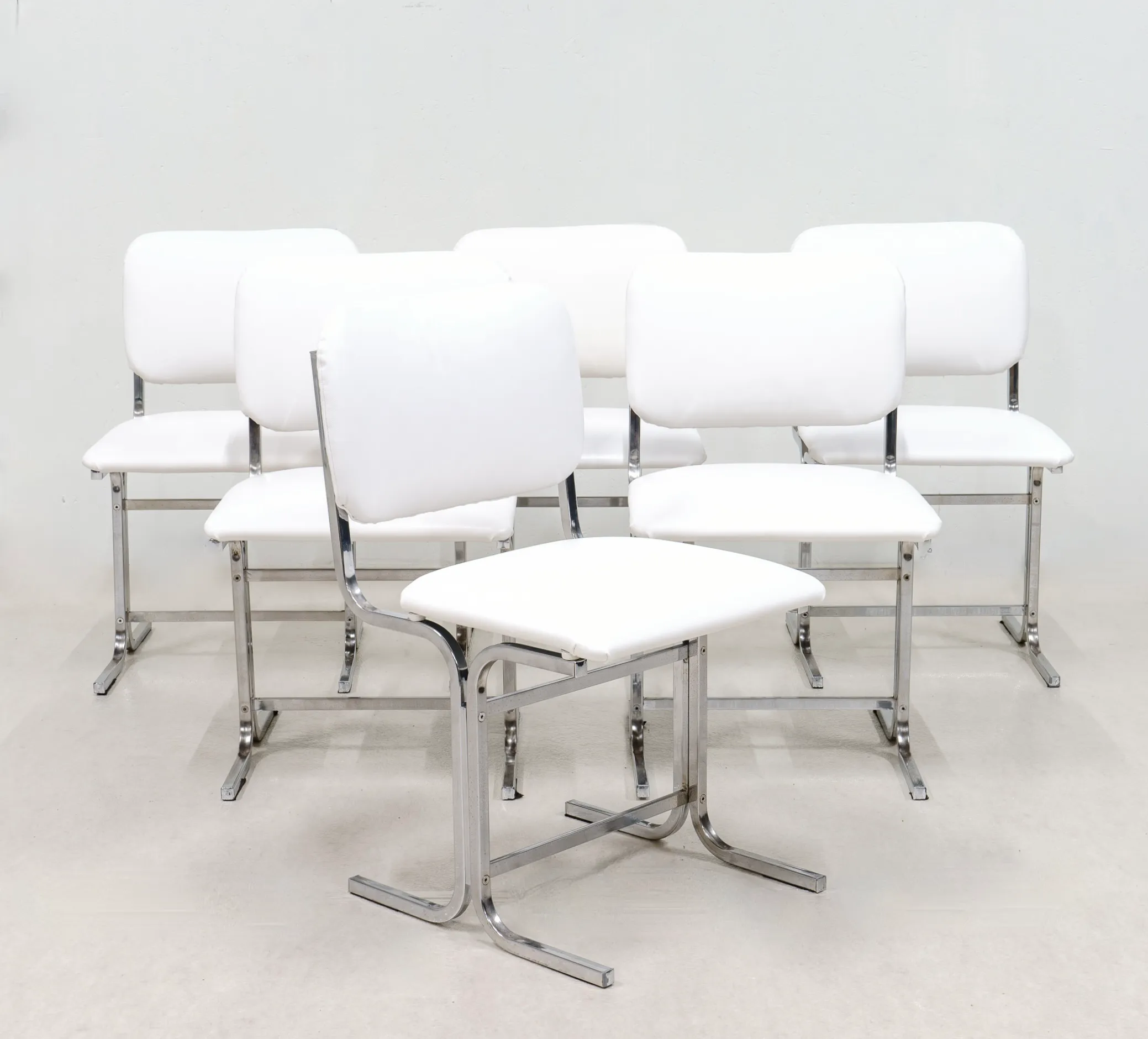 Six chaises, Italie années 70. image 3