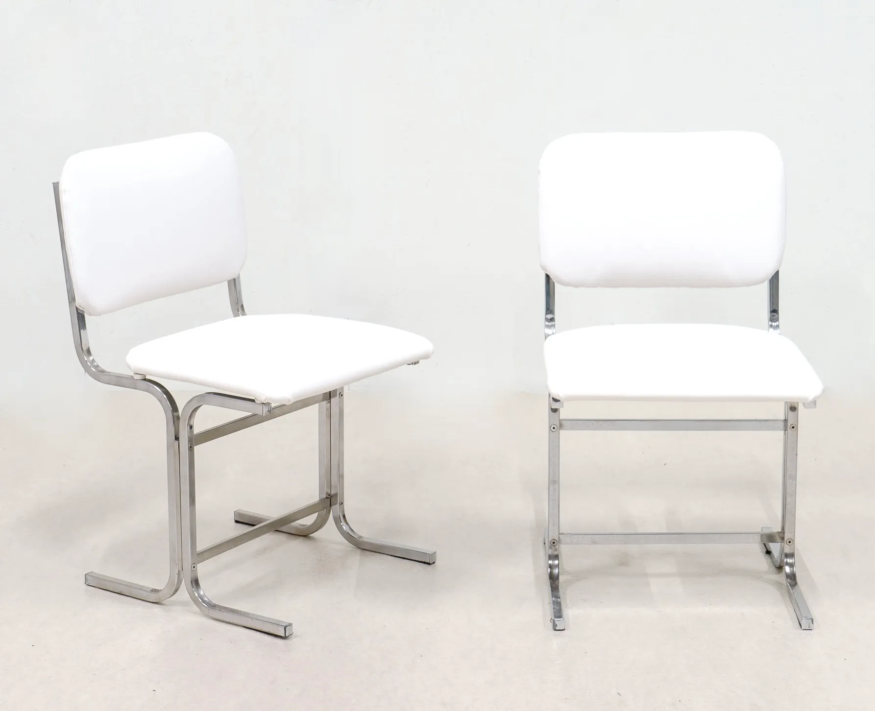 Six chaises, Italie années 70. image 4