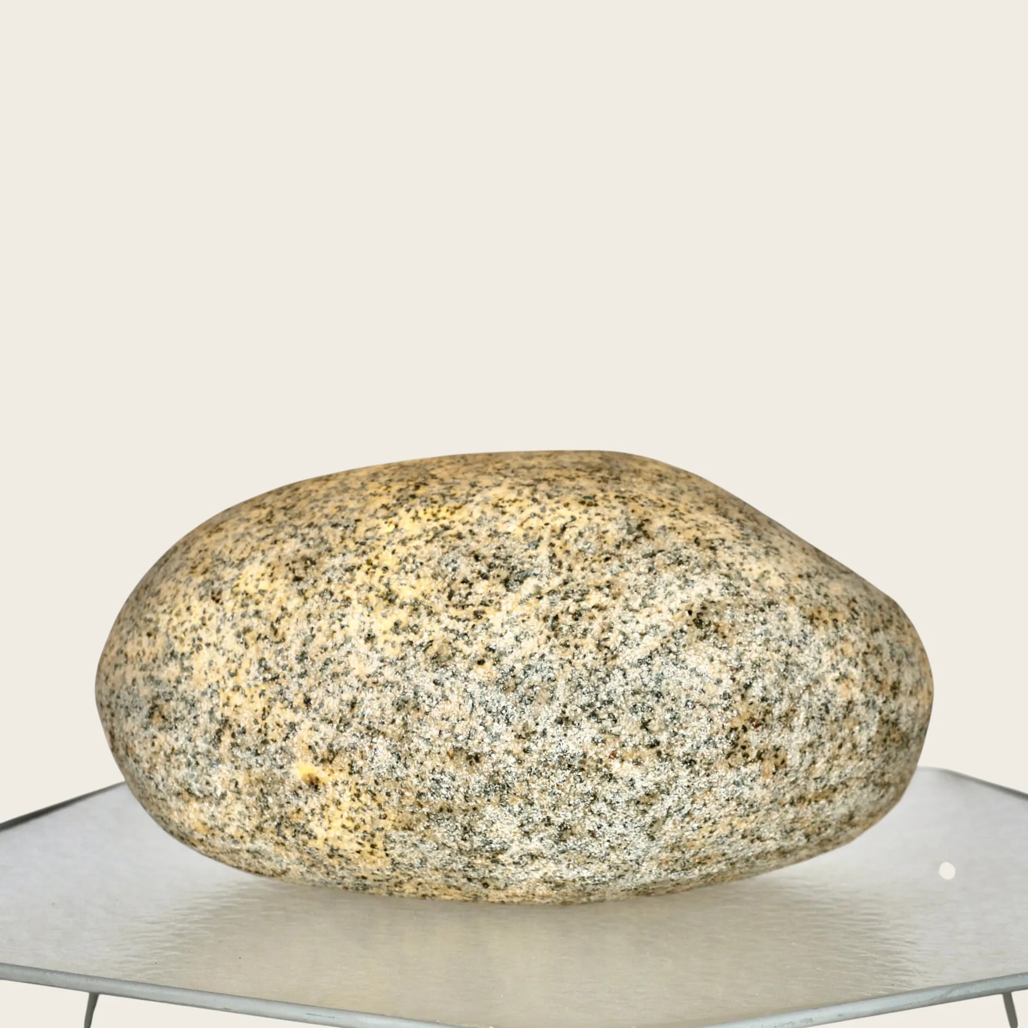 Une lampe en forme de caillou, France années 60. image 1