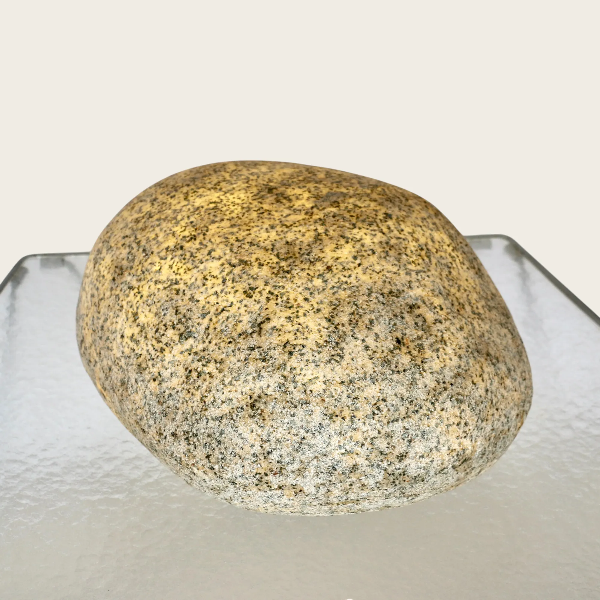 Une lampe en forme de caillou, France années 60. image 2