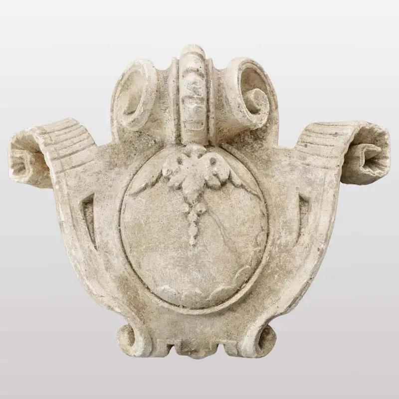 Un haut-relief en forme de corne de bélier. France années 80
