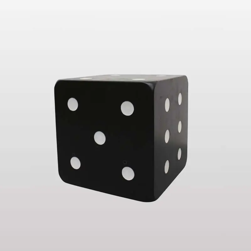 Une table d'appoint en forme de dé. Italie années 80