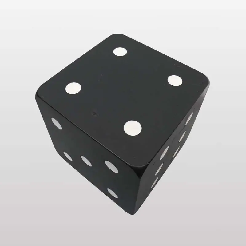 Une table d'appoint en forme de dé. Italie années 80 image 2