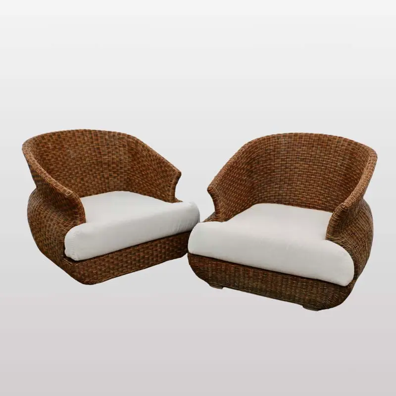 Une paire de grands fauteuils en rotin. Italie années 60