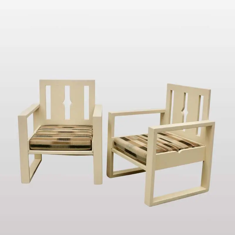 Une paire de grands fauteuils en pitchpin. France années 60
