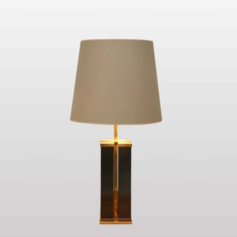 Une lampe en laiton